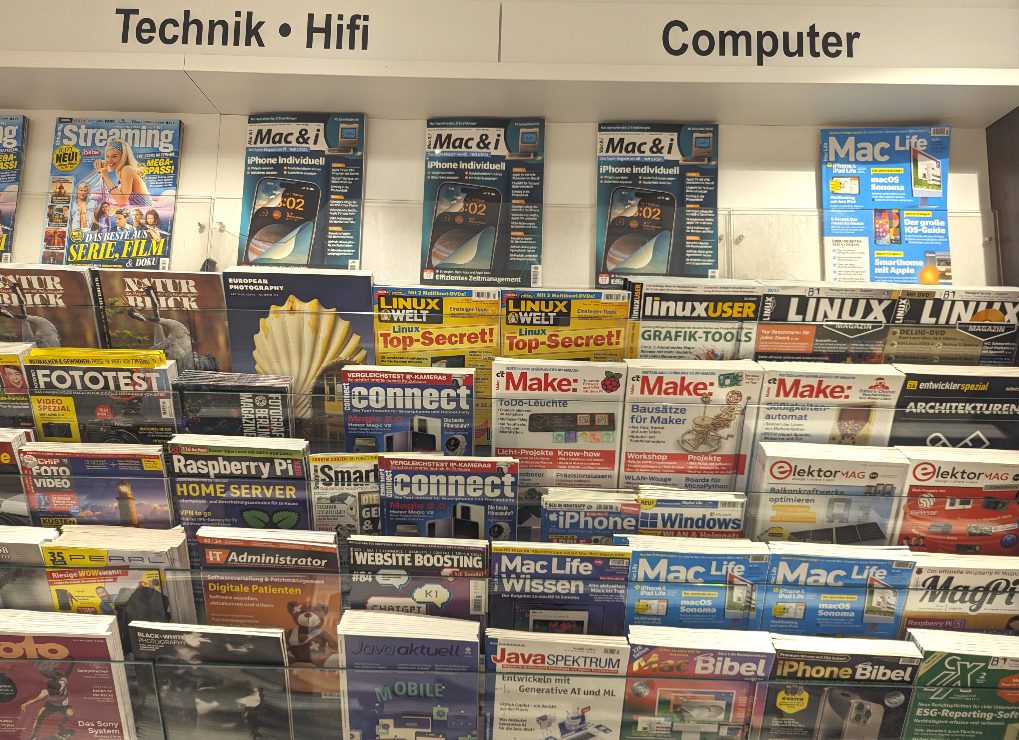 Computerecke in der Bahnhofsbuchhandlung am Kölner Hauptbahnhof im Februar 2024